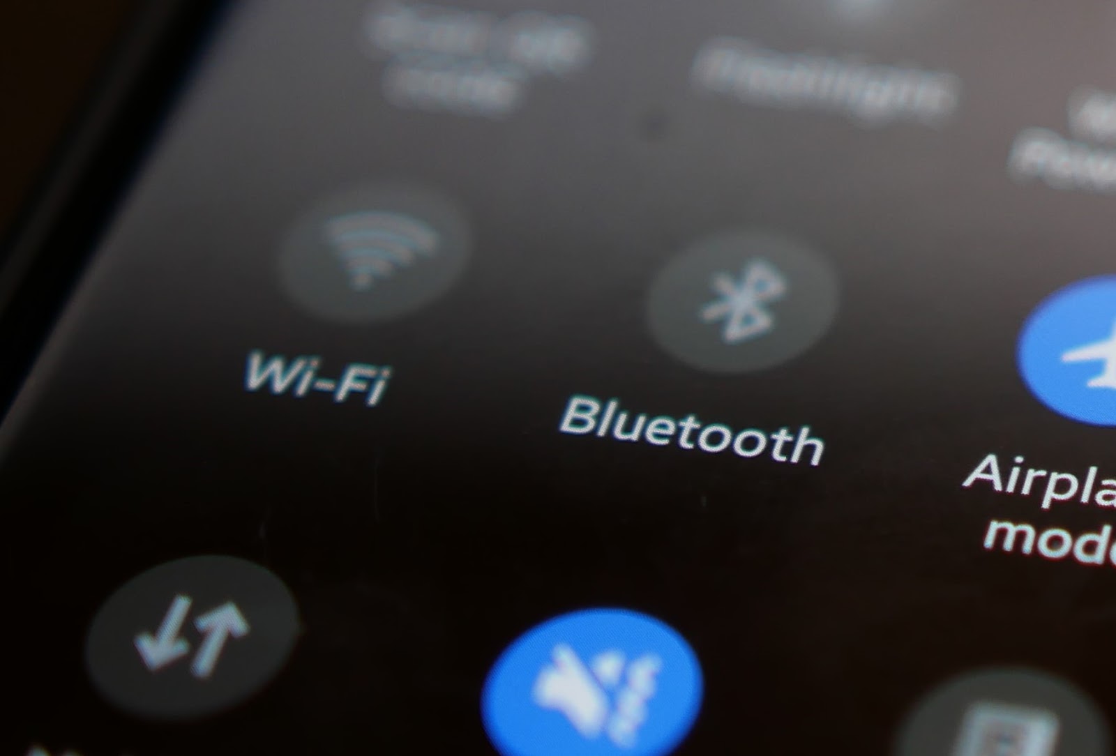 Close da tela de um celular com foco no ícone de bluetooth.