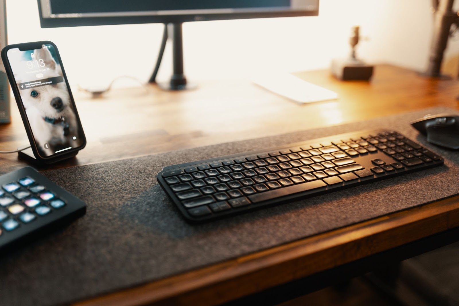 Um teclado sem fio conetado ao computador por meio de tecnologia bluetooth.