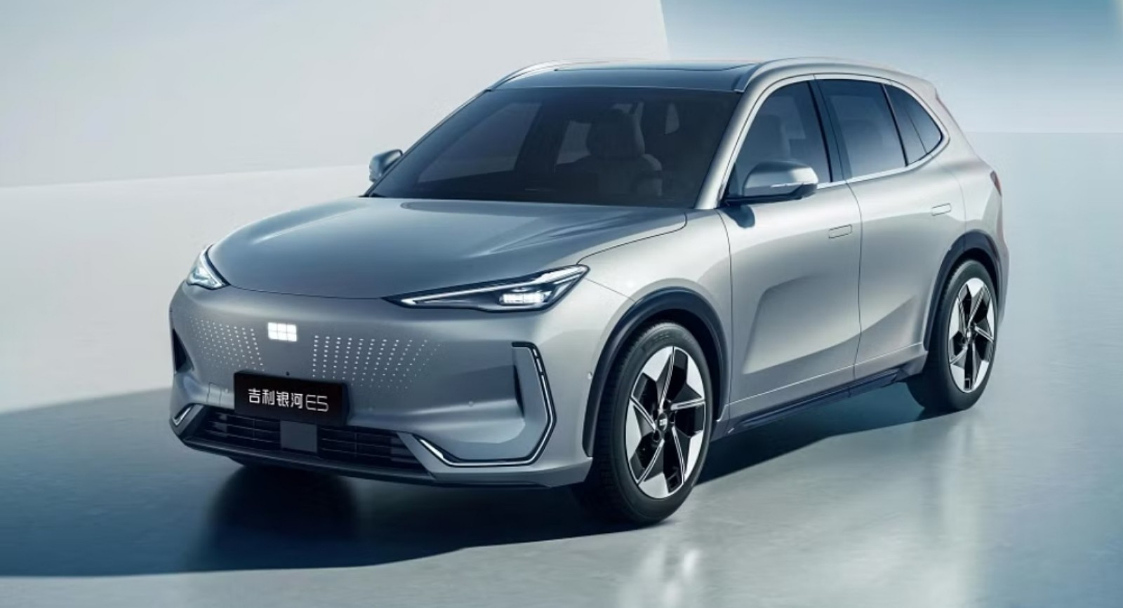 Geely chega com força e abre primeira concessionária no Brasil