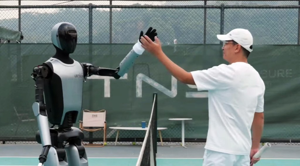 CES 2026: Robô humanoide joga tênis quase como um atleta profissional; veja o vídeo